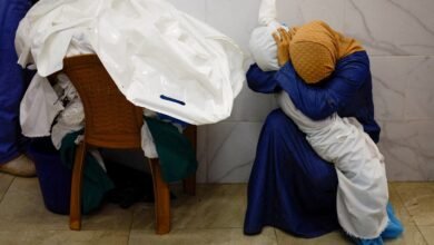 فلسطينية تحمل جثمان ابنة اخيها