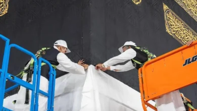 رفع كسوة الكعبة استعداداً للحج