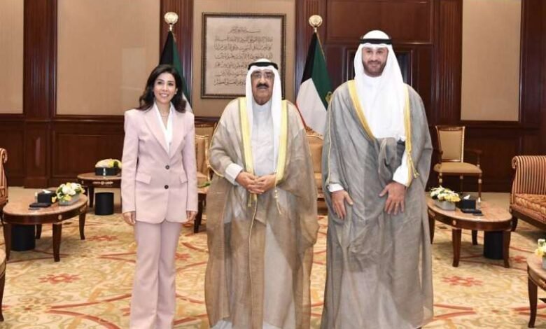 سمو الامير مع وزيرة الأشغال ومدير عام مؤسسة الموانئ
