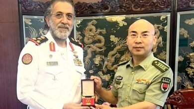 الركن بحري نعمان سفاح الراشد مع وسام الأول من أغسطس