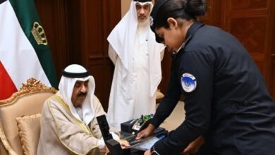 أمير البلاد سمو الشيخ مشعل الاحمد يجري البصمة البيومترية