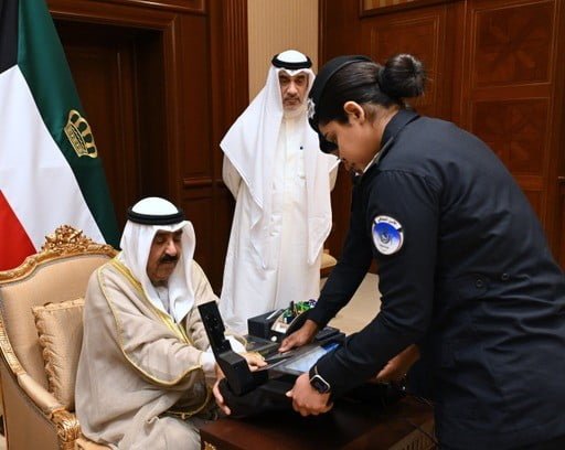أمير البلاد سمو الشيخ مشعل الاحمد يجري البصمة البيومترية