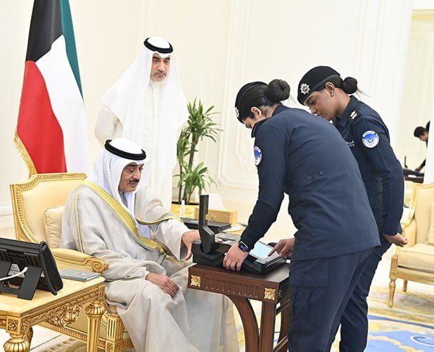ولي العهد يجري البصمة البيومترية