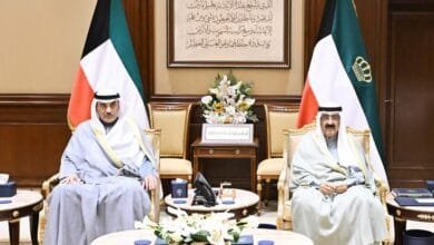 سمو الأمير الشيخ مشعل الأحمد وبجانبه سمو ولي العهد الشيخ صباح الخالد