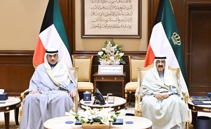 سمو الأمير الشيخ مشعل الأحمد وبجانبه سمو ولي العهد الشيخ صباح الخالد