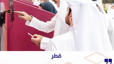 امير قطر اثناء تصويته علي التعديلات الدستورية
