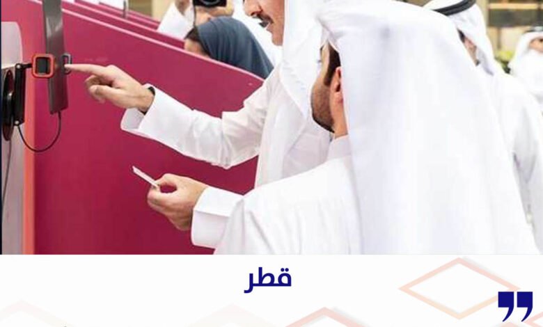 امير قطر اثناء تصويته علي التعديلات الدستورية