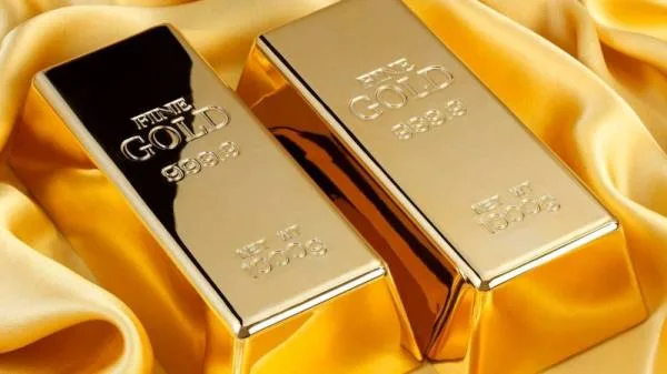 أسعار الذهب تتراجع بضغط من الدولار
