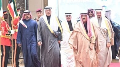 سمو الشيخ مشعل الأحمد أثناء مغادرته