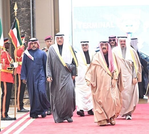 سمو الشيخ مشعل الأحمد أثناء مغادرته
