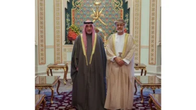 سلطان عمان اثناء استقبال وزير الداخلية