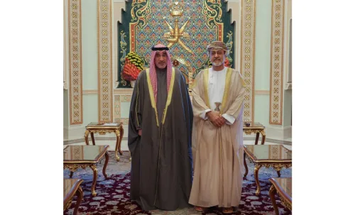 سلطان عمان اثناء استقبال وزير الداخلية